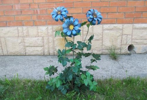 Как закрепить цветы из пластиковых бутылок в саду. Цветы из пластиковых бутылок для сада, огорода и дачного участка своими руками. 130 фото-идей поделок из 5 и 1,5 литровых бутылок