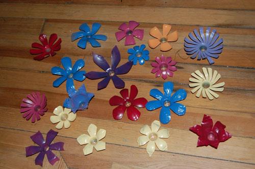 Цветы из бутылок пластиковых. Цветы из донышек пластиковых бутылок