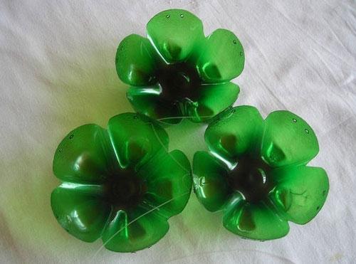 Цветы из бутылок пластиковых. Цветы из донышек пластиковых бутылок