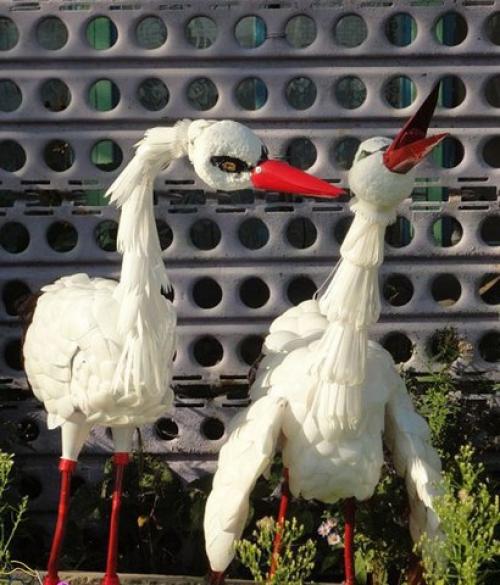 Как можно создать садовые поделки из пластиковых бутылок, которые будут привлекать птиц и насекомых. Как сделать птиц из пластиковых бутылок