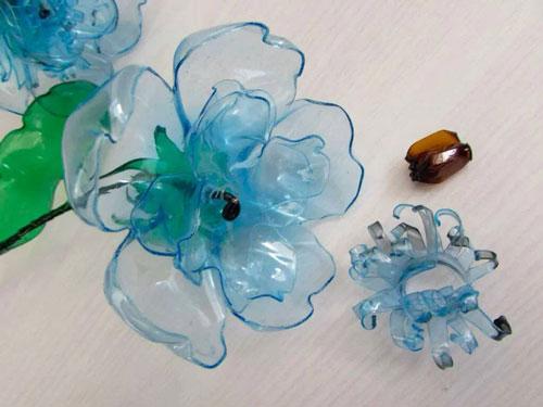 Цветы из бутылок пластиковых. Цветы из донышек пластиковых бутылок