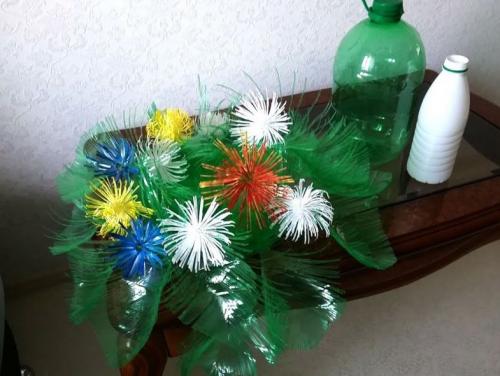 Какие инструменты необходимы для создания больших цветов из пластиковых бутылок. Цветы из пластиковых бутылок: делаем для дачи, сада и огорода по инструкции для начинающих, фото обзор лучших идей