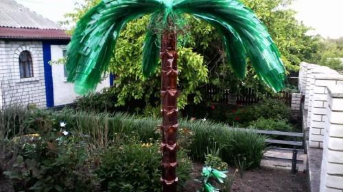 Как закрепить цветы из пластиковых бутылок в саду. Цветы из пластиковых бутылок для сада, огорода и дачного участка своими руками. 130 фото-идей поделок из 5 и 1,5 литровых бутылок