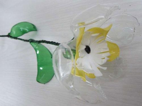 Цветы из бутылок пластиковых. Цветы из донышек пластиковых бутылок