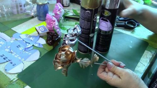 Какие инструменты необходимы для создания больших цветов из пластиковых бутылок. Цветы из пластиковых бутылок: делаем для дачи, сада и огорода по инструкции для начинающих, фото обзор лучших идей