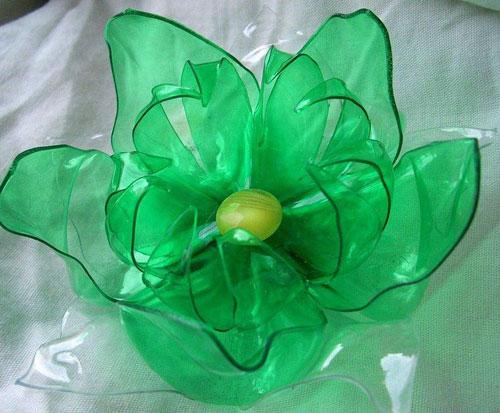 Цветы из бутылок пластиковых. Цветы из донышек пластиковых бутылок