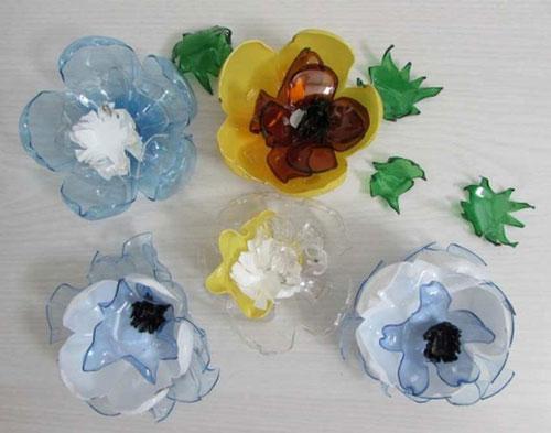 Цветы из бутылок пластиковых. Цветы из донышек пластиковых бутылок