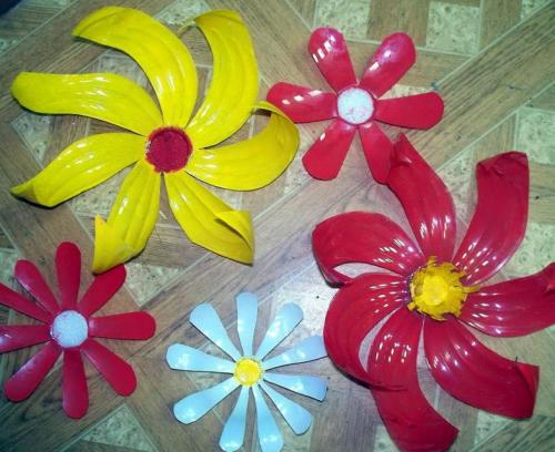 Какие бутылки можно использовать для создания крупных цветов. Цветы из пластиковых бутылок: делаем для дачи, сада и огорода по инструкции для начинающих, фото обзор лучших идей