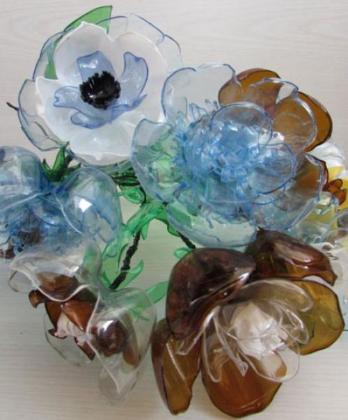 Цветы из бутылок пластиковых. Цветы из донышек пластиковых бутылок