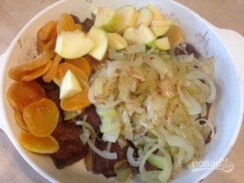 Как приготовить говяжью печень с фруктами. Говяжья печень с курагой и яблоком