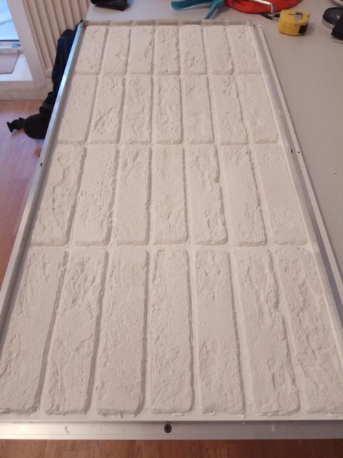 Как разводить гипс для декоративного камня. Как сделать кирпичи для облицовки стен из обычного алебастра