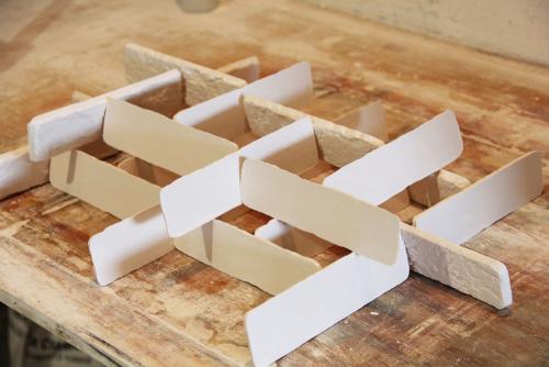 Как разводить гипс для декоративного камня. Как сделать кирпичи для облицовки стен из обычного алебастра