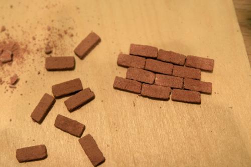 Как разводить гипс для декоративного камня. Как сделать кирпичи для облицовки стен из обычного алебастра