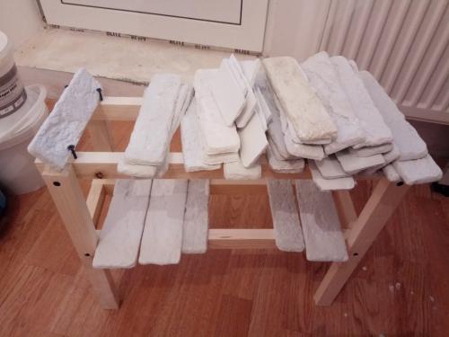 Как разводить гипс для декоративного камня. Как сделать кирпичи для облицовки стен из обычного алебастра