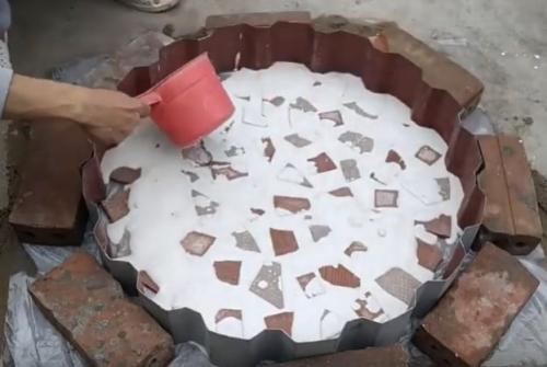 Идеи для сада своими руками из подручных материалов. Стол с мозаикой из старой плитки