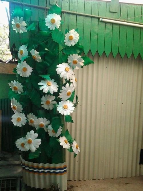 Какие бутылки пластиковые подходят для создания цветов для сада. Цветы из пластиковых бутылок для сада, огорода и дачного участка своими руками. 130 фото-идей поделок из 5 и 1,5 литровых бутылок