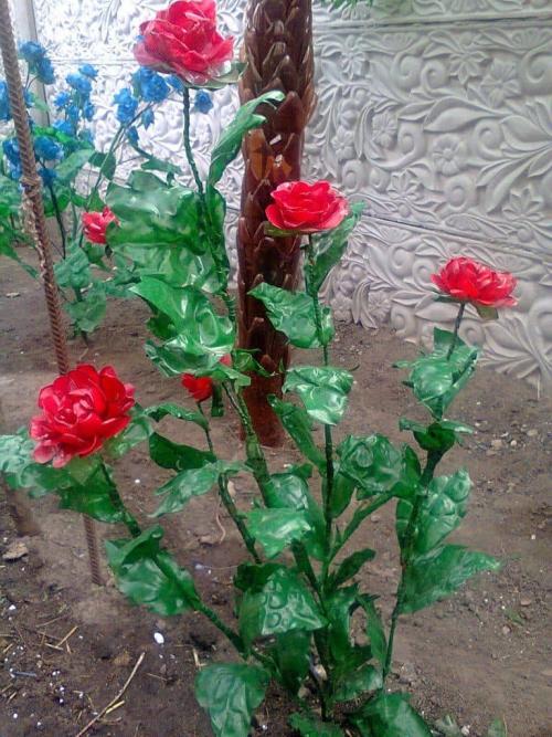 Какие бутылки пластиковые подходят для создания цветов для сада. Цветы из пластиковых бутылок для сада, огорода и дачного участка своими руками. 130 фото-идей поделок из 5 и 1,5 литровых бутылок