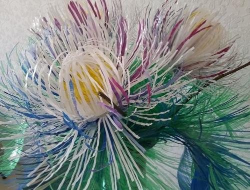 Как вырезать бутылки пластиковые для создания цветов. Цветы из пластиковых бутылок: делаем для дачи, сада и огорода по инструкции для начинающих, фото обзор лучших идей