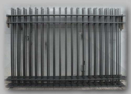 Какие особенности имеют металлические заборы по сравнению с другими типами заборов. Кованые и сварные заборы: сходства и различия