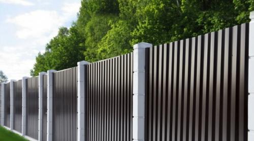 Какие особенности имеют металлические заборы по сравнению с другими типами заборов