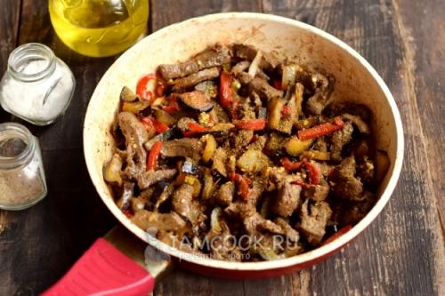 Что нужно для приготовления мягкой говяжьей печени на сковороде с луком