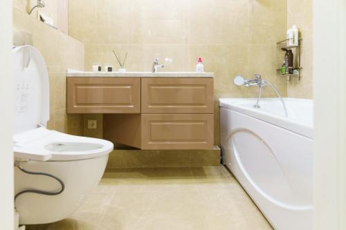 Как часто надо менять плитку в ванной. Сколько по времени делается ремонт в ванной в частном доме