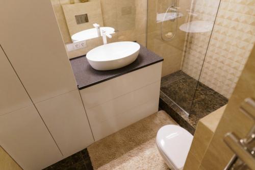 Как часто надо менять плитку в ванной. Сколько по времени делается ремонт в ванной в частном доме