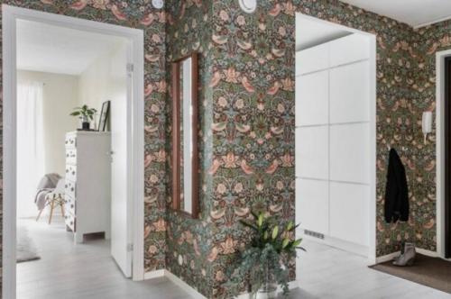 Как можно избежать образования плёнок на поверхности виниловых обоев из-за влаги