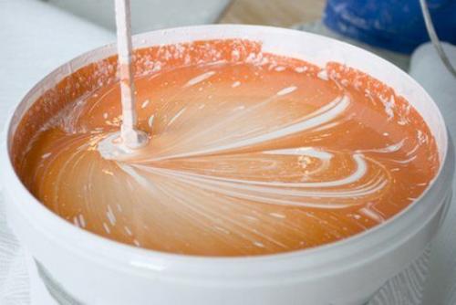 Улучшите свой интерьер: как красить виниловые моющиеся обои 03