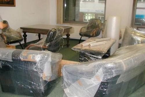 Как избежать образования пятен на обоях после чистки