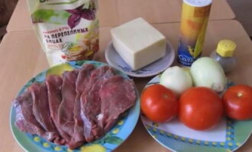 Мясо по-французски из свиной шеи. Мясо по-французски из свинины с помидорами и сыром