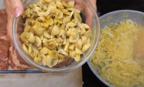 Отбивные из свиной шеи с грибами. Мясо по-французски из свинины с сыром и грибами в духовке — 5 пошаговых рецептов