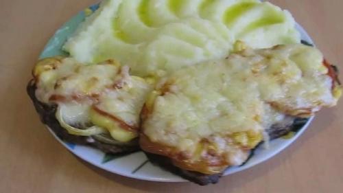 Мясо по-французски из свиной шеи. Мясо по-французски из свинины с помидорами и сыром