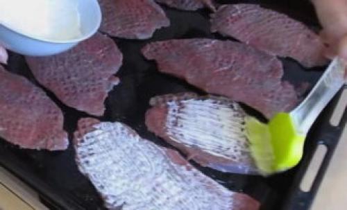 Мясо по-французски из свиной шеи. Мясо по-французски из свинины с помидорами и сыром