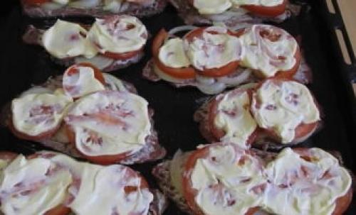Мясо по-французски из свиной шеи. Мясо по-французски из свинины с помидорами и сыром
