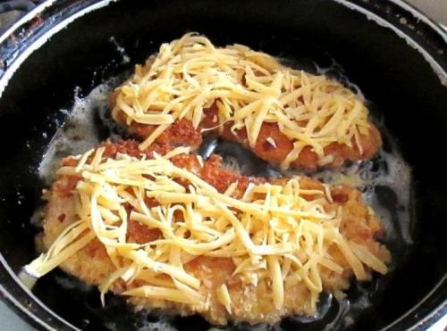 Мои отбивные всегда получаются сочными и с хрустящей корочкой. Чтобы куриные отбивные были сочными, я жарю их только в кляре, а подаю под сыром (проверенный рецепт и фирменные хитрости) 09 Мои отбивные всегда получаются сочными и с хрустящей корочкой. Чтобы куриные отбивные были сочными, я жарю их только в кляре, а подаю под сыром (проверенный рецепт и фирменные хитрости) 09