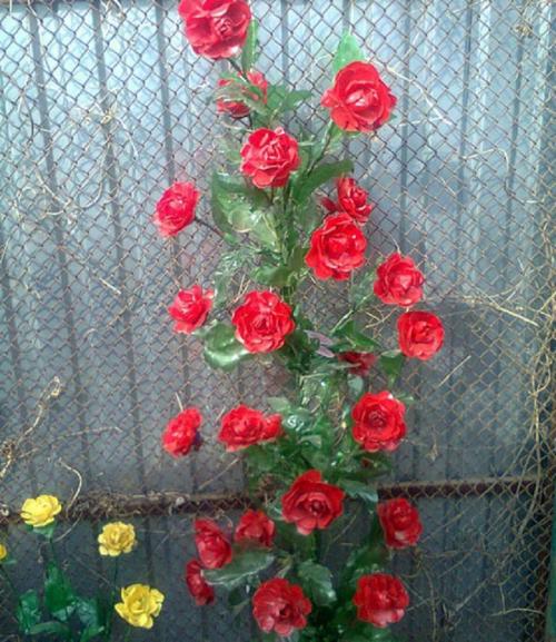 Какие инструменты и материалы нужны для создания вьющегося цветка из ПЭТ-бутылок. Вьющиеся цветы из пластиковых бутылок