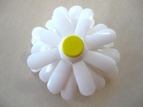 Создание больших объемных цветов из пластиковых бутылок: простой способ украсить свой дом 02