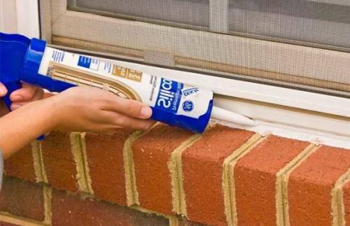 Профессиональный подход к ремонту пластиковых окон: заделка щелей 03