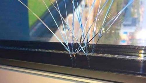 Профессиональный подход к ремонту пластиковых окон: заделка щелей 04