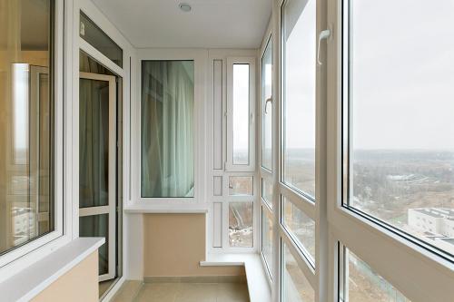 Эффективные способы закрыть щели при установке окон в деревянном доме 03