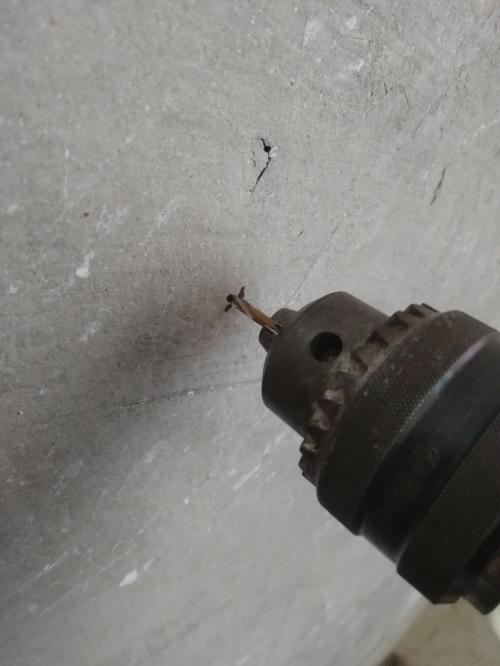 Как повесить полку на стену без дрели. Крепление на бетонной стене без перфоратора, обычной дрелью без удара