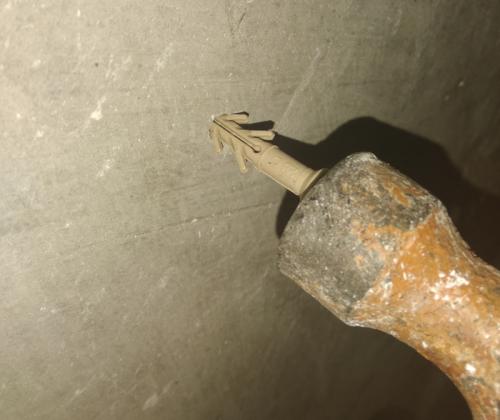 Как повесить полку на стену без дрели. Крепление на бетонной стене без перфоратора, обычной дрелью без удара