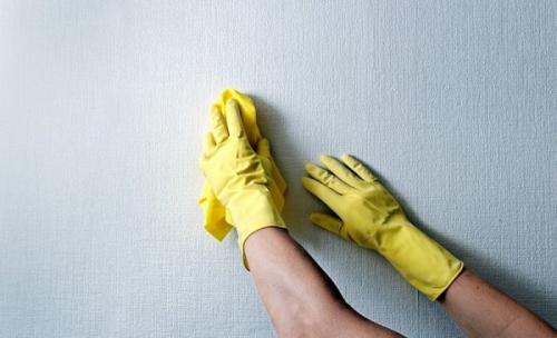 Как очистить обои от пятен. Как убрать пятна с обоев: эффективные народные средства