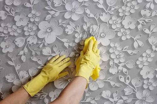 Как отмыть обои от краски. Как убрать пятна с обоев: эффективные народные средства