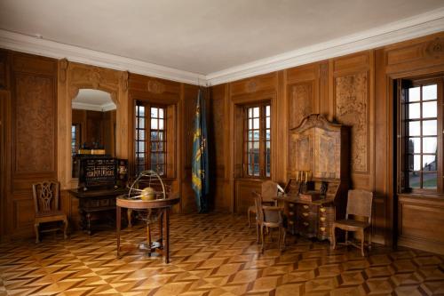 Что пишут на трубах. Ноты в дубе. В Петергофе расшифровали надписи на стенах