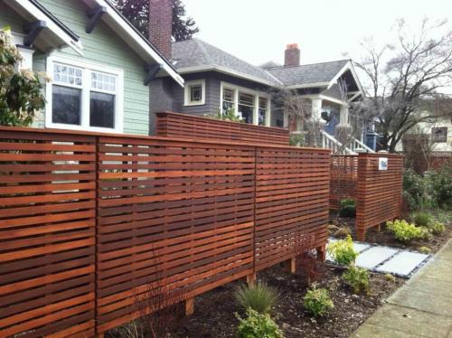 Как избежать проблем при установке готовых заборных секций из деревянного штакетника. Выбор материала