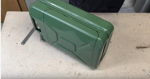 Что можно сделать из 20 литровой канистры. Никогда не догадаетесь, что можно сделать из обычной канистры