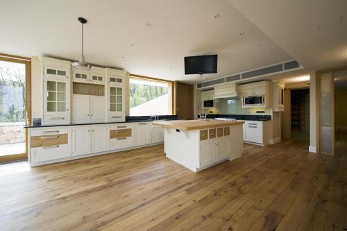 Какие бывают напольные покрытия для кухни. Напольное покрытие для кухни: как его выбрать и как правильно постелить