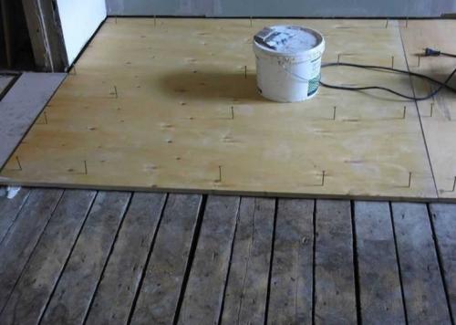 Выравнивание деревянного пола без вскрытия. Как выровнять перепады деревянного пола без демонтажа досок